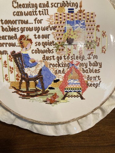 VINTAGE Ceramic Wall Plaque Home Embroidered Hoop Look Kitschy Decor Country - Picture 5 of 14