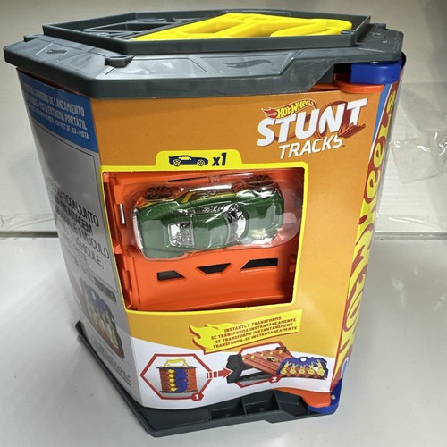 Hot Wheels  Roll Out Raceway Track Set Transforms To Store 80 Cars - Picture 4 of 7