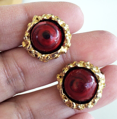 Pendientes Clip Vintage Vogue Rojo Remolino Esmalte Vidrio Cabina Tono Dorado 13/16" - Imagen 2 de 7