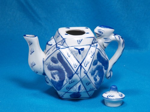 VINTAGE CHINESE BLUE & WHITE HEXAGON DRAGON HANDLE TEAPOT, ORNAMENTAL - Bild 2 von 5