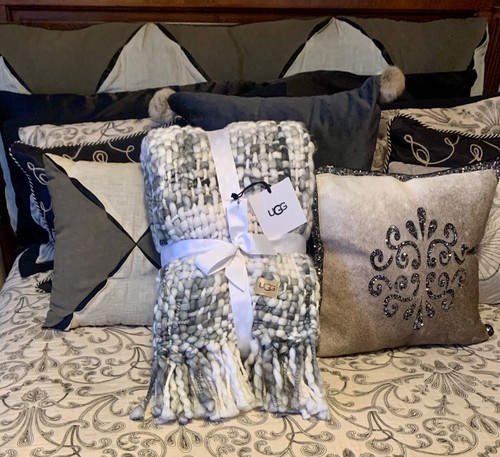 NUEVO CON ETIQUETAS UGG® "EMILIA" Manta con flecos 50"x70" Guijarro y Salvia 100% Acrílico suave - Imagen 5 de 12