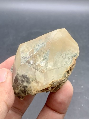 566 Carats Unique Inclusion Quartz Specimen From Skardu Pakistan. - Picture 7 of 16