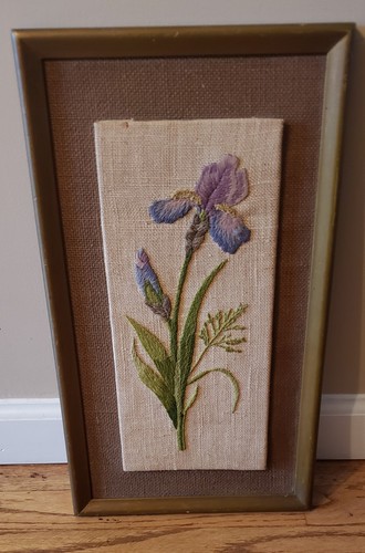 "Muestreador de iris púrpura hecho a mano con marco de aguja Iris Crewel de colección 17,25"x9,5"""