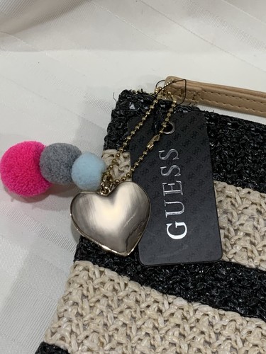 GUESS gewebte Clutch Tasche schwarz beige gestreift Bommel & Schlüsselanhänger in Herzform. Neu mit Etikett - Bild 2 von 9