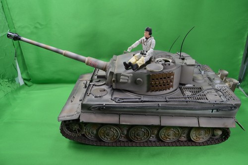 Tigre de la Segunda Guerra Mundial 1 tanque alemán, juguetes del siglo XXI, 1:18, modelo de plástico con soldado, 2001