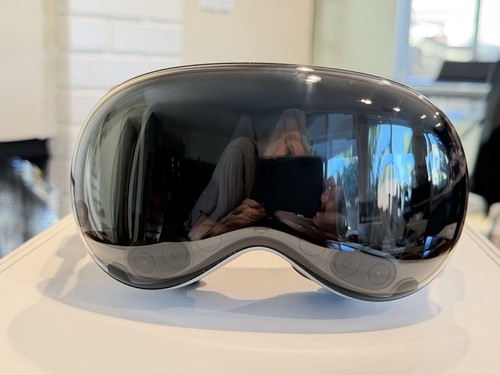 Apple Vision Pro 1TB Headset A2117 MQLA3LL/A – Mint Condition, Complete Bundle/ - Picture 6 of 8