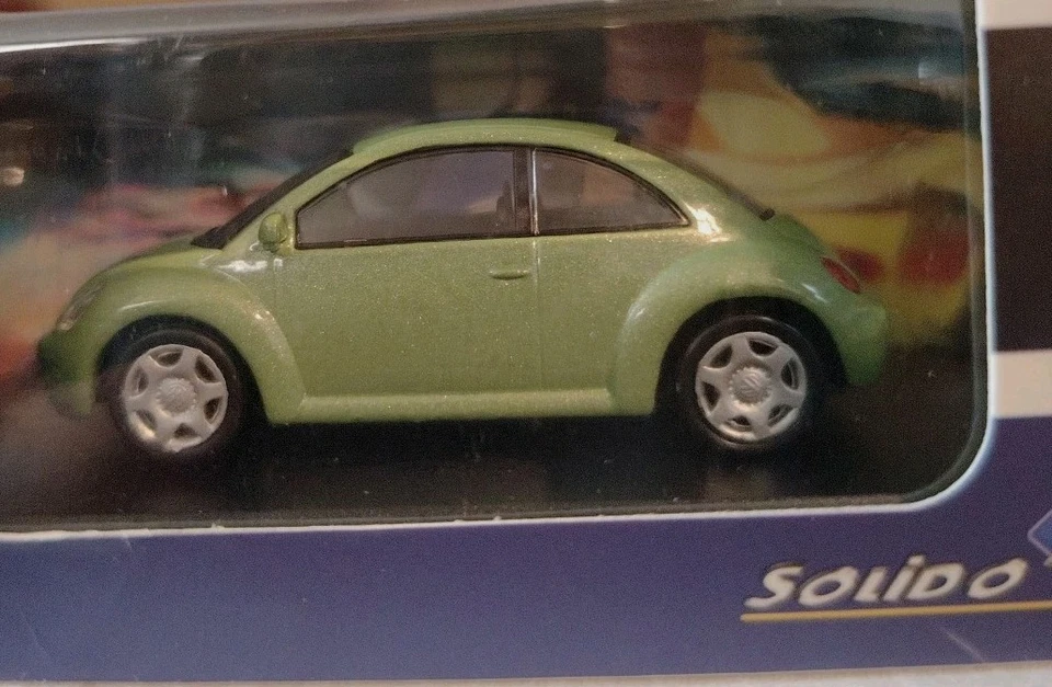 SOLIDO -VOLKSWAGEN NEW BEETLE-Modellino Auto Metallo Verde Acido 1:64 - Immagine 2 di 4