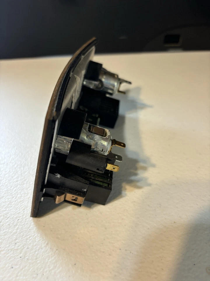 04-10 BMW E60 E61 SERIE 5 CONSOLA CENTRAL PANEL MADERA 12V AUX OEM 695115004 550i Foto 2 de 4