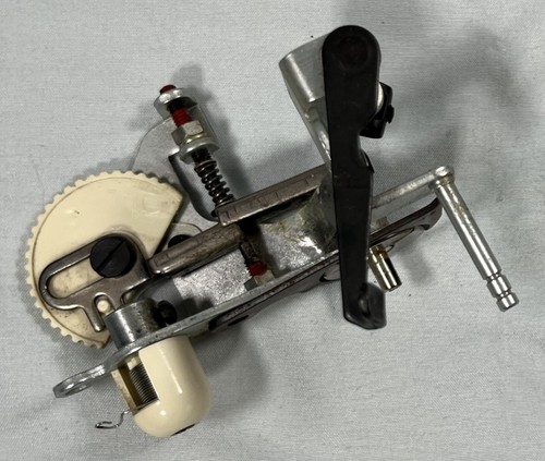 Singer Nähmaschine Graduate 935 - Nadelfaden Spannscheibe Montage - Bild 11 von 15