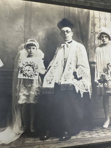 Foto antica 1900 sacerdote ragazze prima comunione velo religioso fiori - Foto 3 di 9