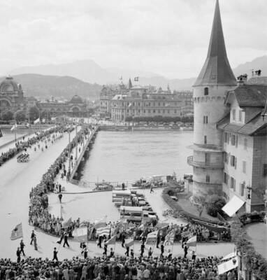 Eidgenössisches Schwing- und Älplerfest 1948 in Luzern: Glockenträger#Swiss wrestling festival 1948 in Lucerne:men in traditional costume with bells- RDB BY DUKAS Stock Photo