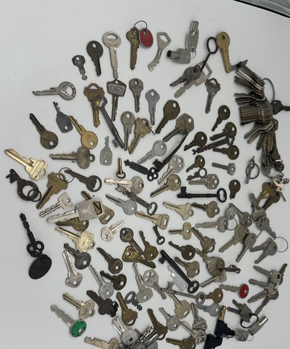 Bundled Lot of 150 Vintage Keys Flat Skeleton, Safe Deposit, Auto, Master lock - Picture 2 of 10