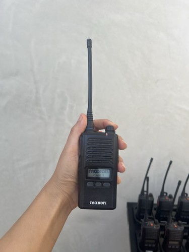 Maxon TJ-3400UM UHF 440-470MHz Job Site Radio 2 Watt w/ Charging Dock - Picture 3 of 4
