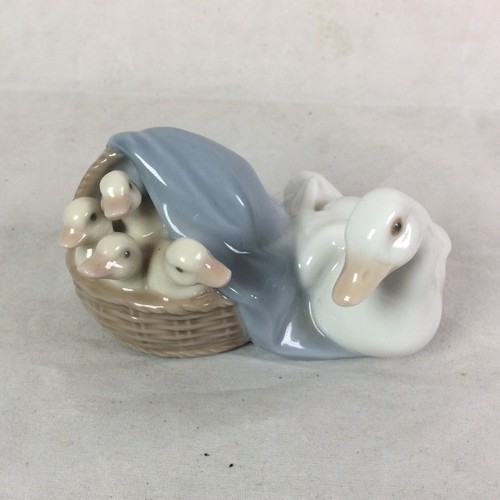 LLADRO MADRE PATO Y PATITOS 4895 ESCASO - Imagen 7 de 24