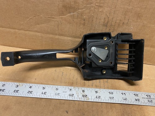 Manija trasera usada con válvula de lengüeta de un Craftsman Modelo 358.353 671 motosierra - Imagen 4 de 10