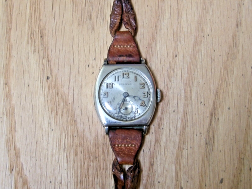 Vintage Bulova Spartan Deco Case Mechanic Armbanduhr läuft mit Vintage Band