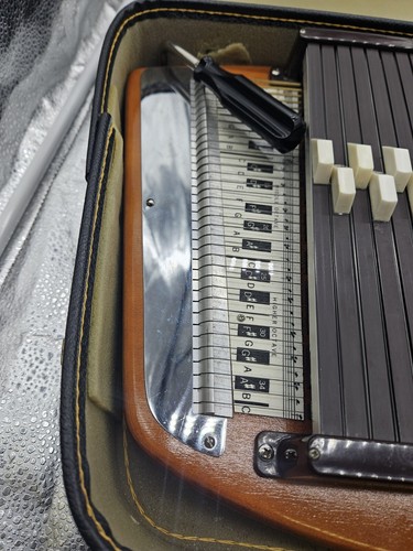 Oscar Schmidt 1966 Autoharp with Case, Strap, Picks, Tuning Wrench - Picture 4 of 9