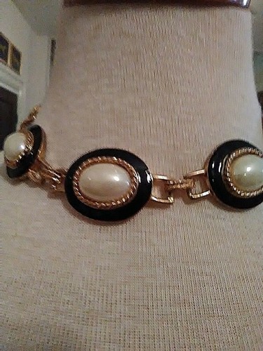 VINTAGE GOLDEN PAIR OF BLK ENAMEL FAUX MABE PEARL BRACELETS + DROP EARRINGS - Picture 4 of 7