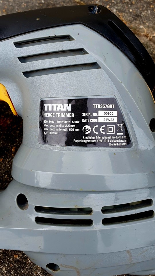 TITAN TTB357GHT 60cm Hedge Trimmer + Gaurd, Electric 230240V 550W