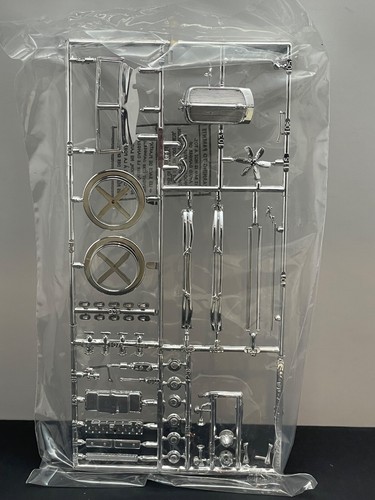 Airfix 1/25 - 1932 Chrysler Imperial (08440-8) - Picture 2 of 18