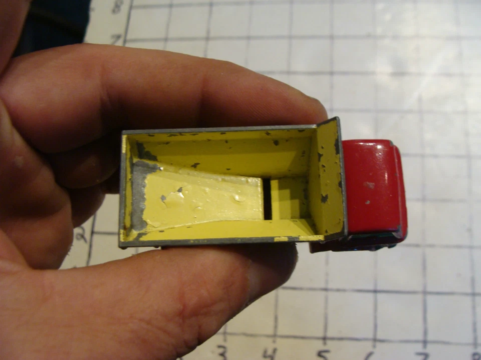 Vintage MATCHBOX #70 GRIT-SPREADING TRUCK 2 broken tires, back not attached - Image 4 of 4