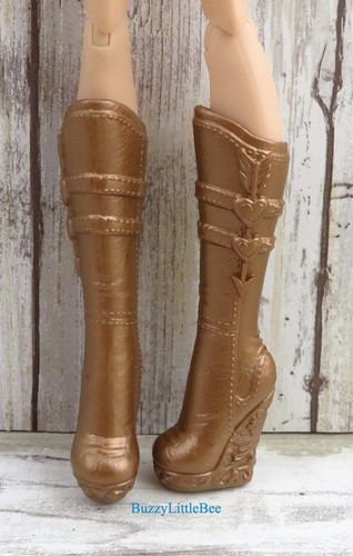 Ever After High Doll C.A. Amor durch den Wald hohe Gold- oder Bronzestiefel - Bild 2 von 2