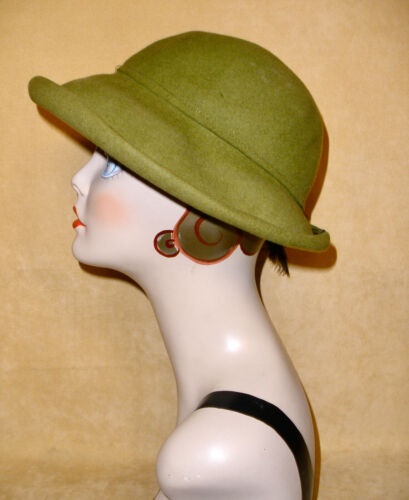 Vintage Pea Green Wool Felt Hat w/ Bumble Bee & Black Ostrich Feather Accent - Picture 5 of 7