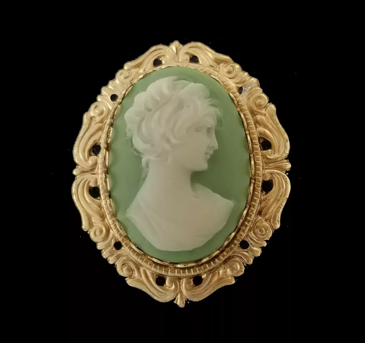 Victorian Style GREEN CAMEO BROOCH Pin Pendant made with VINTAGE