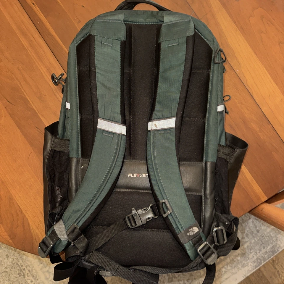 Mochila para portátil THE NORTH FACE Surge Commuter, TNF 28L, Tnf azul marino/Tnf negra  Foto 2 de 4