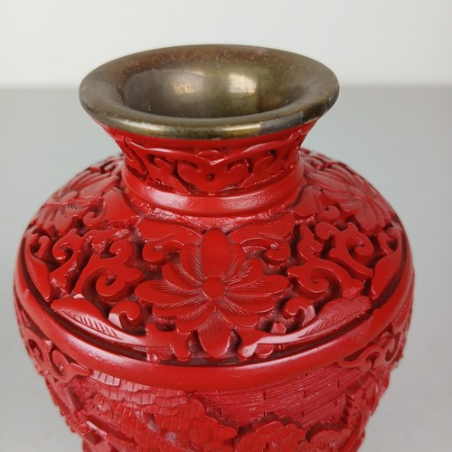 Vintage chinesische Zinnober handgeschnitzte Vase Dorf Garten Berge Szene Männer mit Ständer - Bild 14 von 17