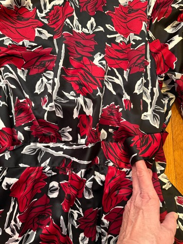 Cabernet Rosenmuster Satin langer Morgenmantel mit Gürtel Damen Medium schwarz rot Blumenmuster - Bild 7 von 13