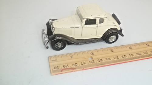 Yatming n.8501 - 1932 Ford Coupè auto giocattolo crema avorio vintage scala 1:32 pressofusa - Foto 2 di 6