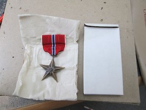 US-WW2-BRONZE-STAR-Medal-Slot-Brooch-by-Swank-Inc-Dec-30-1944-boxed-original