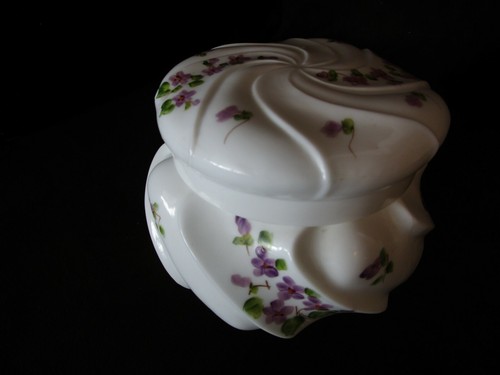 Vintage FENTON WHITE CASED WAVE CREST POWDER BOX Jar hand painted violets 6" W - Picture 5 of 12