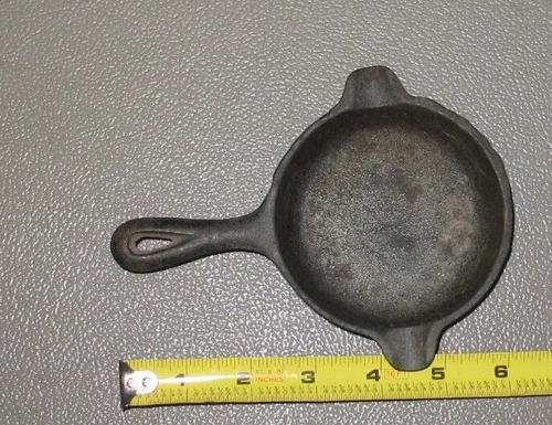 VINTAGE WAGNER WARE NO. 1050 MINIATURE CAST IRON ASHTRAY SKILLET FRY PAN