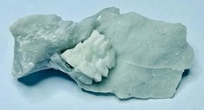 Grosso cristallo selliforme plurigeminato di dolomite su marmo di Carrara (MS)