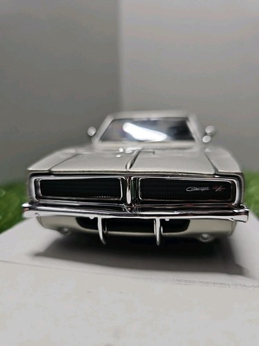 Maisto Special Edition 1969 Dodge Charger R/T 1:25 Scale Die Cast Car - Picture 2 of 19