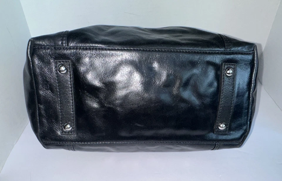Bolso de mano hobo de cuero engrasado negro TANO Free People Foto 3 de 4