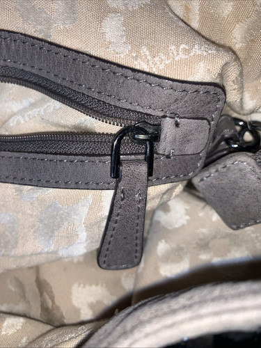 Bolso de Hombro Hobo de Cuero Guess by Marciano Gris Grande Tachonado Suave - Imagen 13 de 24