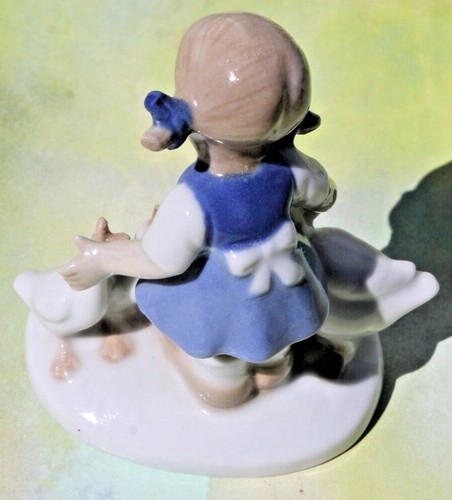 Estatuilla vintage de porcelana niña en trenzas con gansos / goslings, 4,5" de alto - Imagen 5 de 8