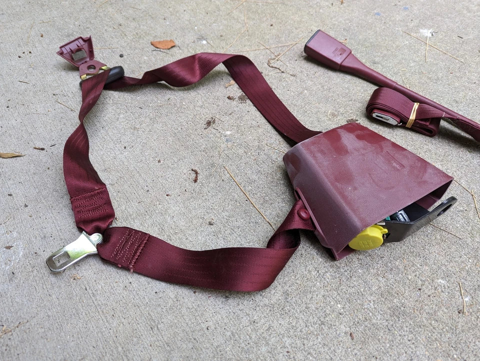 Chevy GMC C1500 K2500 1988-94 asiento de pasajero nuevo en stock cinturón retractor TRW y hebilla rojo Foto 2 de 4