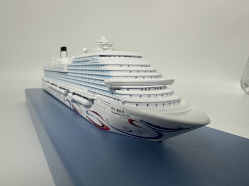 White Adora Magic City Luxury cruise ship die-casting model with display rack - Picture 7 of 15