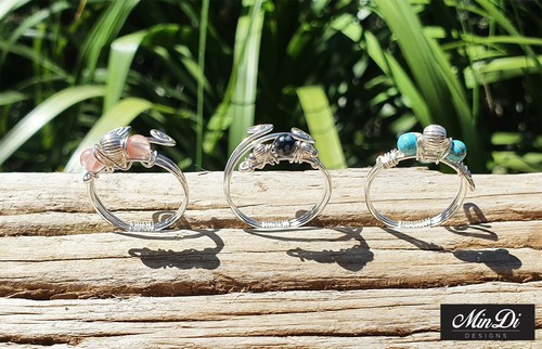 Anillo de alambre ajustable de plata esterlina hecho a mano con magnesita turquesa. - Imagen 3 de 7