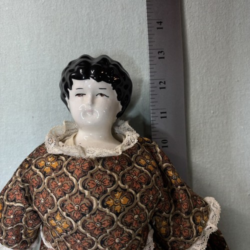 Antike Stoffkörper Porzellan Puppe - schwarze Haare, nicht passende Hände, handgefertigtes Kleid - Bild 2 von 18