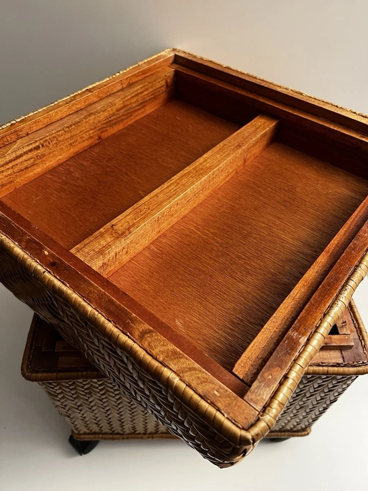 Mesa baúl otomana vintage tejida de bambú con ruedas Foto 4 de 4