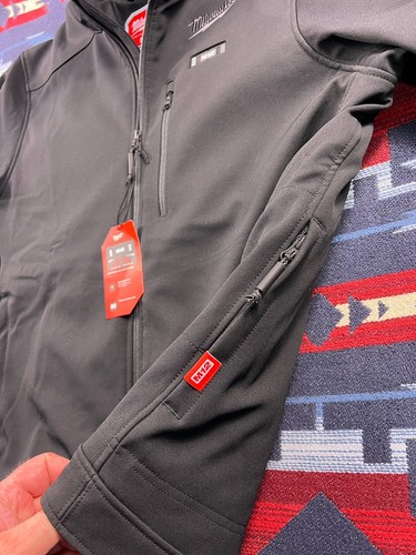 Chaqueta Abrigo de Trabajo Milwaukee 204B-203X M12 Toughshell Negra Calefacción Solo Sin Batería - Imagen 7 de 16