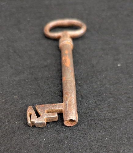 Antique 1700s Hand Forged Iron Female Key - Picture 2 of 3