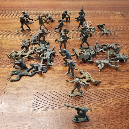 Lot of 220+ Green Plastic Army Men Toy Soldiers - Mostly Made In China - Picture 22 of 24