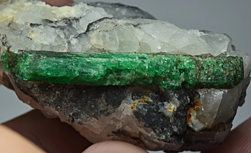 Natural 38mm Long Emerald Crystal On Quartz Matrix 67 Gram - Picture 3 of 6