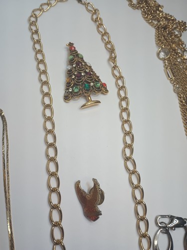 Vintage Mixed Lot Of Jewelry 30 Pieces Necklaces, Pins, Bracelets - Picture 17 of 18